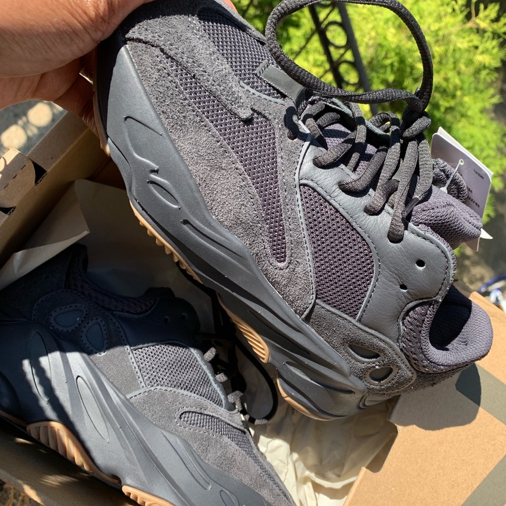 Yeezys Boost 700
